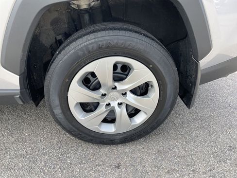 Used 2022 Toyota RAV4 LE AWD/4WD image 10