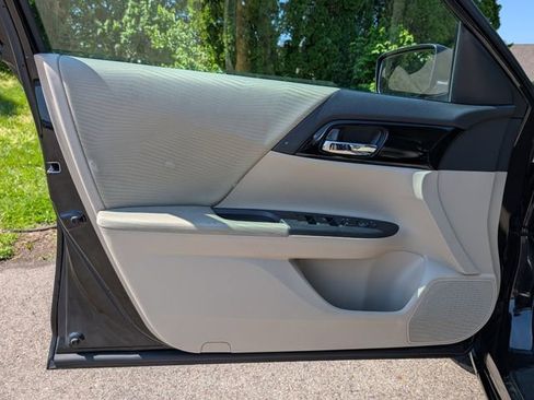 Used 2016 Honda Accord LX image 25