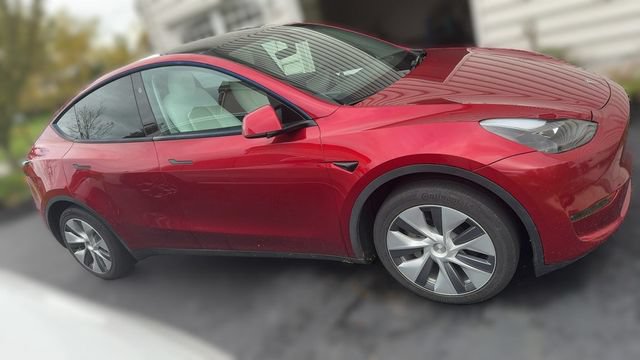 Used 2024 Tesla Model Y Long Range AWD/4WD image 3