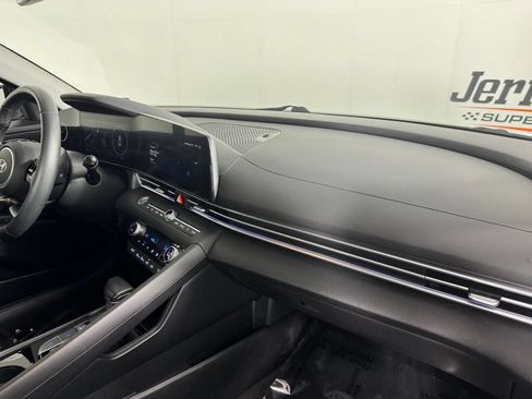 Used 2025 Hyundai Elantra Limited FWD image 35