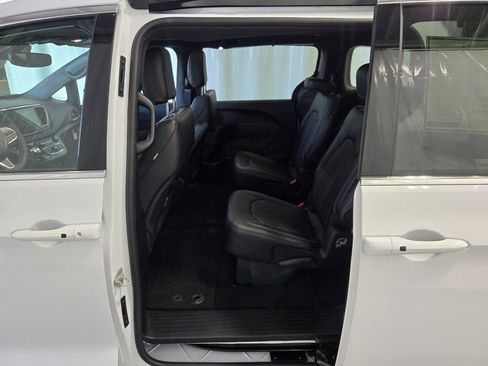 New 2025 Chrysler Pacifica Select image 19