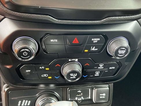 Certified 2021 Jeep Renegade Latitude w/ Convenience Group image 27