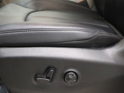 Used 2024 Chrysler Pacifica Touring-L image 19