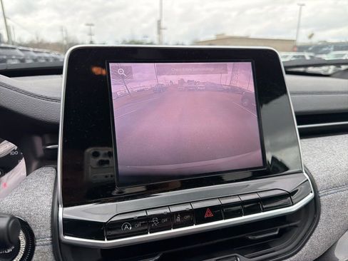 Used 2025 Jeep Compass Latitude image 20