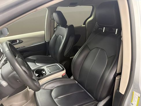 Used 2023 Chrysler Pacifica Touring-L FWD image 15
