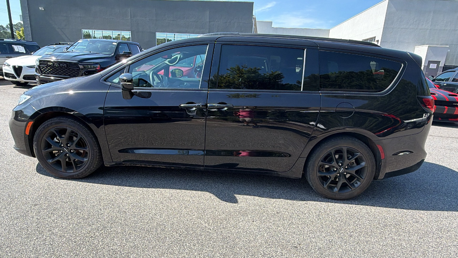 Used 2025 Chrysler Pacifica Limited FWD image 11