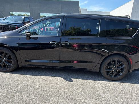 Used 2025 Chrysler Pacifica Limited FWD image 11