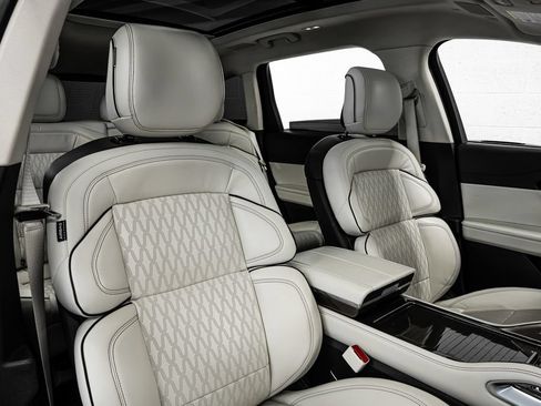 Used 2024 Lincoln Nautilus Black Label w/ Jet Appearance Package (87T) AWD/4WD image 31