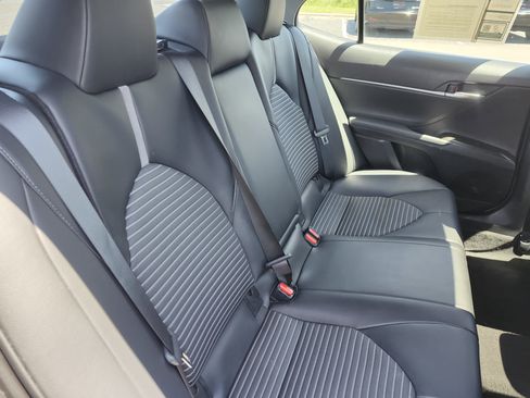 Used 2021 Toyota Camry SE FWD image 18