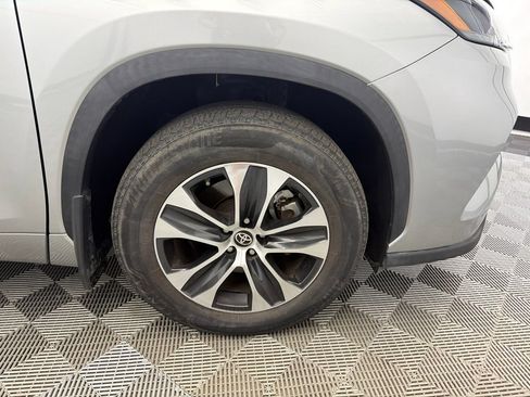 Used 2023 Toyota Highlander XLE FWD image 13
