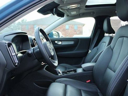 Used 2025 Volvo XC40 B5 Plus image 13