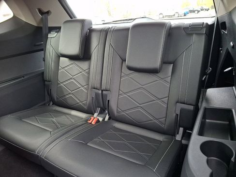 Used 2025 Volkswagen Atlas SE image 10