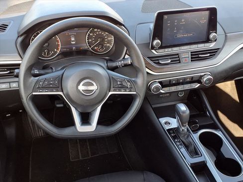 Used 2024 Nissan Altima 2.5 SV image 12