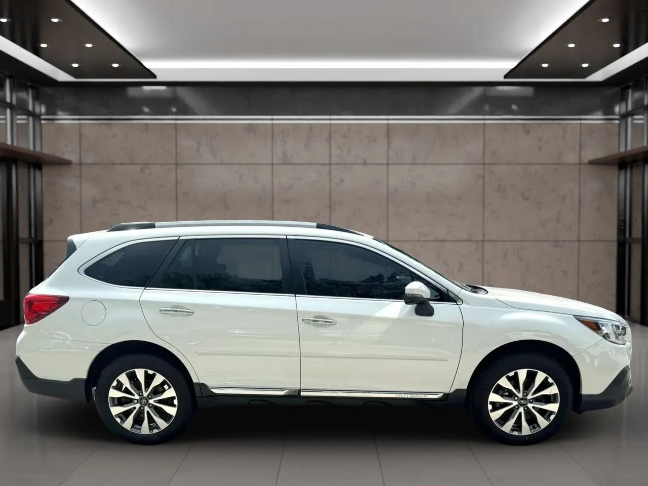 Used 2019 Subaru Outback 2.5i Touring AWD/4WD image 2