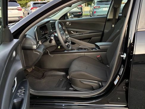 Used 2025 Hyundai Elantra SE FWD image 20