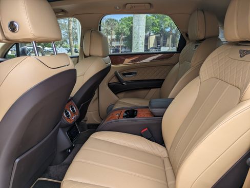 Used 2018 Bentley Bentayga image 15