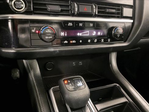 Used 2022 Nissan Pathfinder SV w/ SV Premium Package image 27