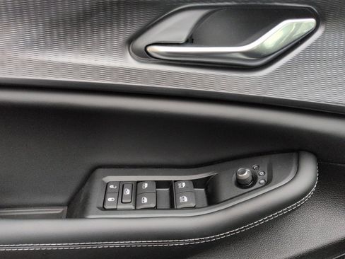 New 2025 Jeep Grand Cherokee Altitude image 9