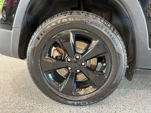 Used 2017 Jeep Cherokee High Altitude AWD/4WD image 36