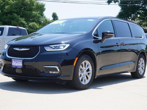 Used 2026 Chrysler Pacifica Limited FWD image 7