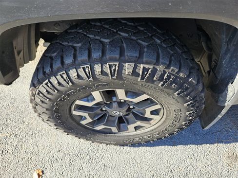 Used 2019 Toyota Tacoma TRD Off-Road image 4