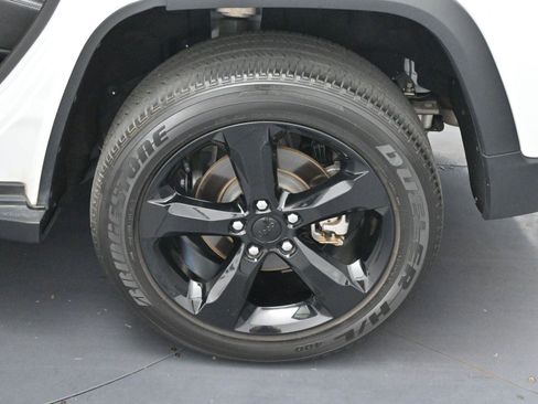 Used 2023 Jeep Grand Cherokee Altitude AWD/4WD image 28