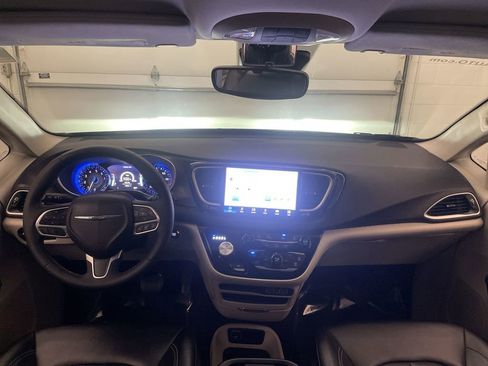 Used 2024 Chrysler Pacifica Touring-L FWD image 13