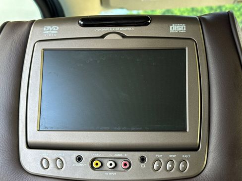 Used 2011 Cadillac Escalade ESV Platinum image 18