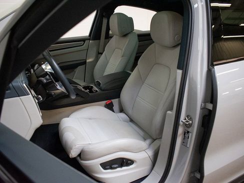 Certified 2023 Porsche Cayenne Platinum Edition image 5