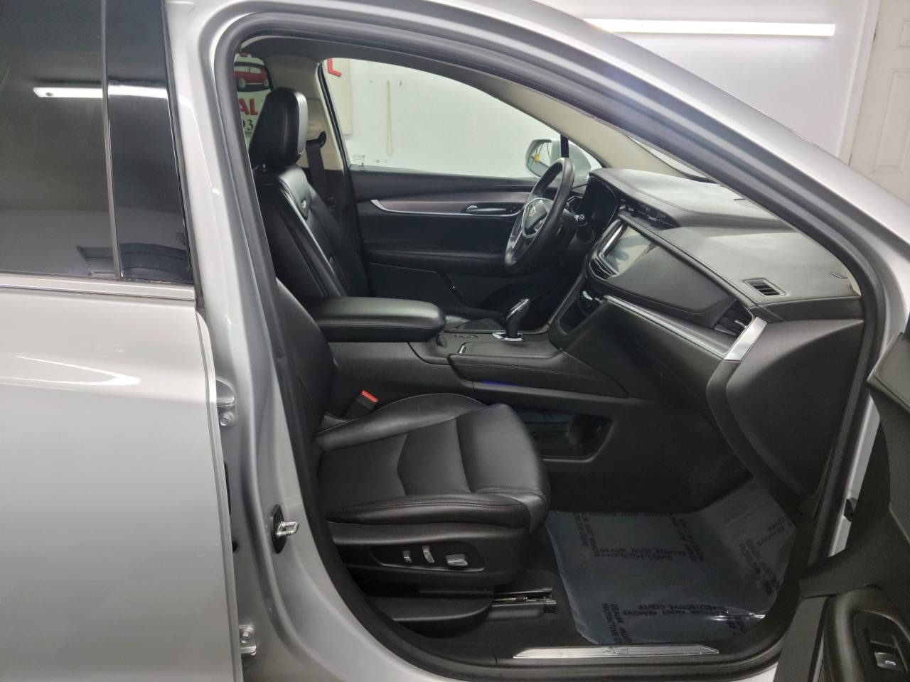 Used 2018 Cadillac XT5 Luxury w/ Driver Awareness Package AWD/4WD image 16