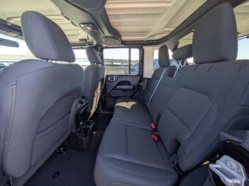 Used 2018 Jeep Wrangler Unlimited Sahara image 12