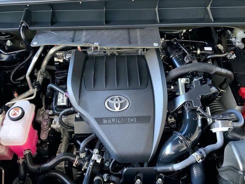 Used 2024 Toyota Highlander XLE image 31