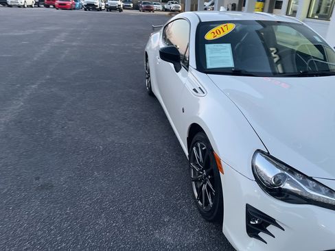 Used 2017 Toyota 86 image 2