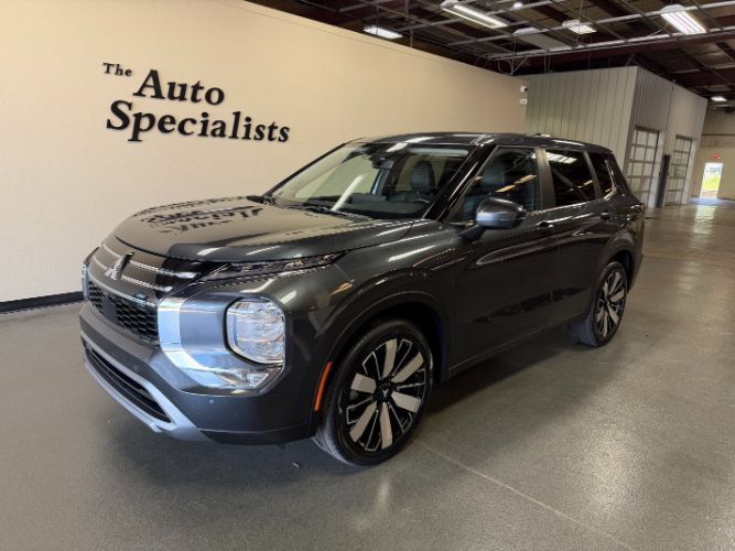 Used 2025 Mitsubishi Outlander SE FWD image 1