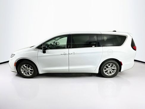 Used 2024 Chrysler Pacifica Touring-L FWD image 4