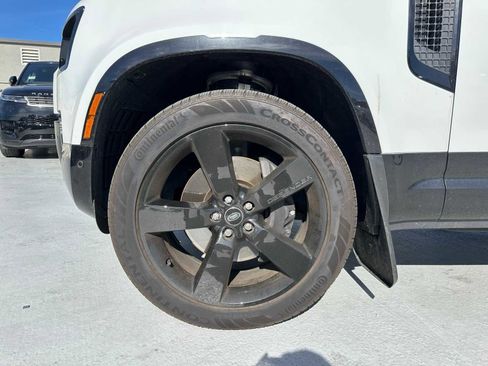 Used 2025 Land Rover Defender 110 X-Dynamic SE image 7