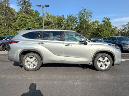 Used 2022 Toyota Highlander LE image 12