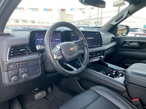 Used 2025 Chevrolet Suburban Premier RWD image 24
