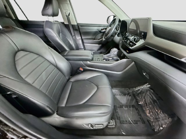 Used 2023 Toyota Highlander XLE FWD image 29