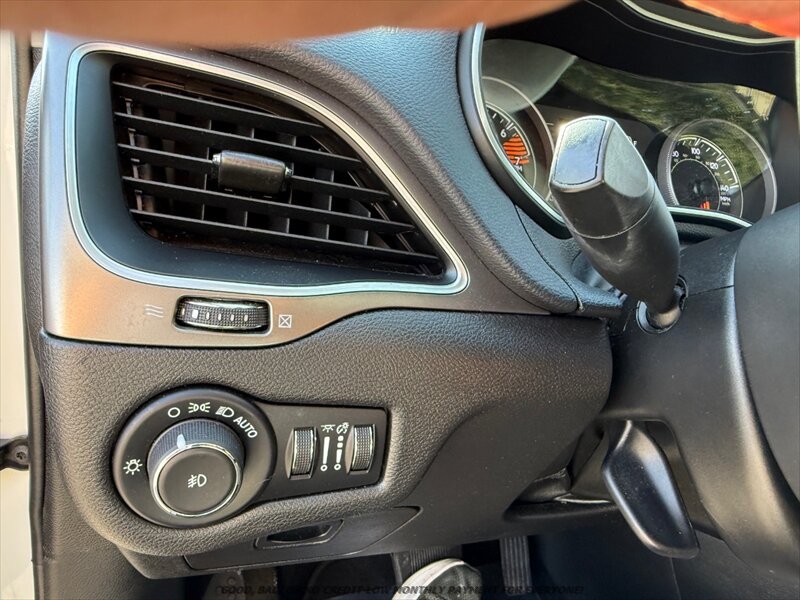 Used 2019 Jeep Cherokee Latitude Plus AWD/4WD image 23