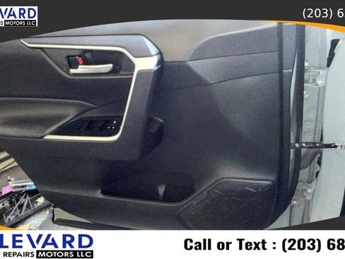 Used 2021 Toyota RAV4 XLE AWD/4WD image 25