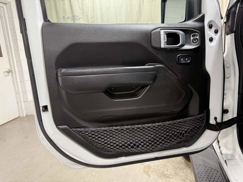 Used 2022 Jeep Gladiator Sport image 8