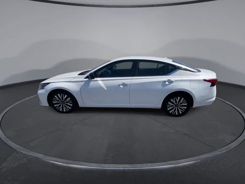 Used 2024 Nissan Altima 2.5 SV FWD image 9