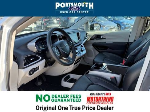 Used 2024 Chrysler Pacifica Touring-L image 4