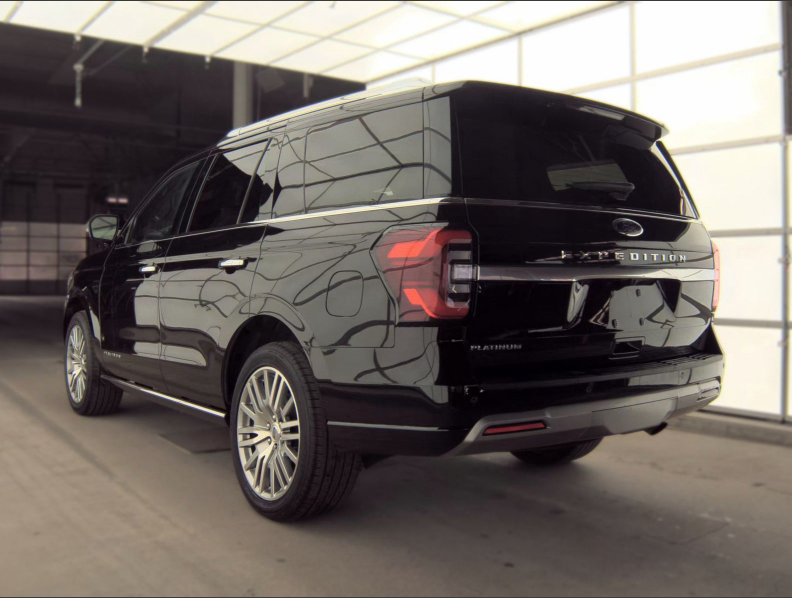 Used 2023 Ford Expedition Platinum AWD/4WD image 4