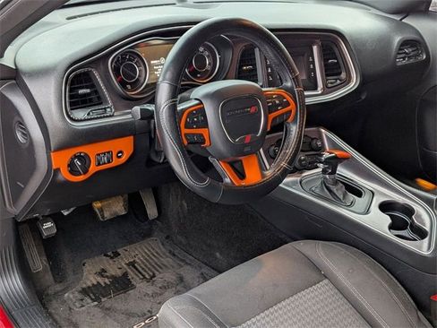 Used 2015 Dodge Challenger SXT image 9