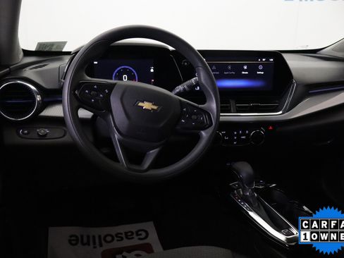Used 2025 Chevrolet Trax LT FWD image 16