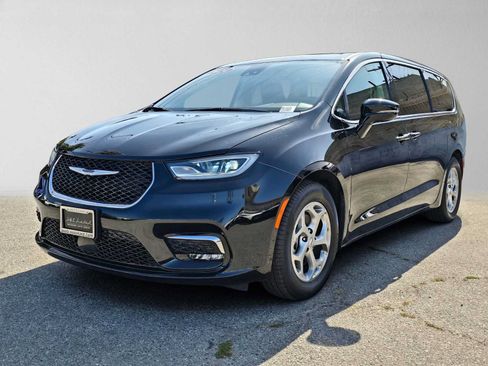 Used 2024 Chrysler Pacifica Limited FWD image 7