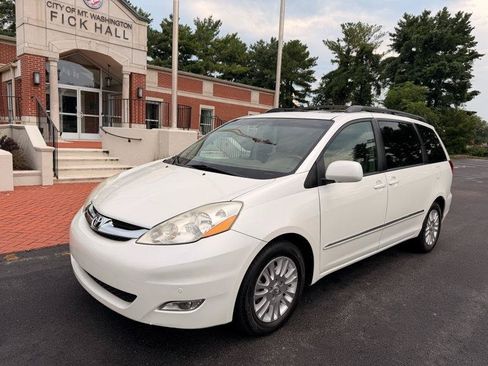 Used 2010 Toyota Sienna FWD image 1