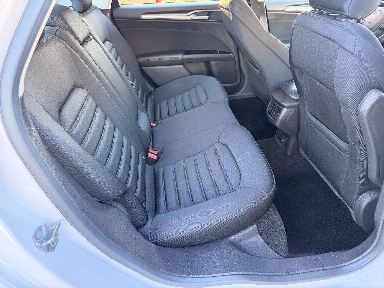 Used 2016 Ford Fusion SE FWD image 31